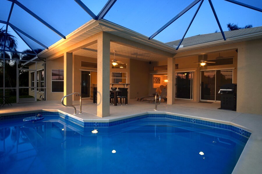 Blick von Pool auf Terrasse bei Dämmerung im Ferienhaus Villa Coral Belle in Cape Coral Florida