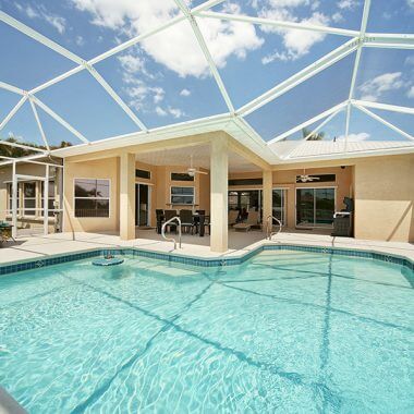 Hier sehen Sie den Pool und die Terrasse des Ferienhaus Coral Belle in Cape Coral